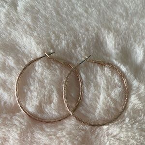 MEDIUM SIZED HOOP EARRINGS